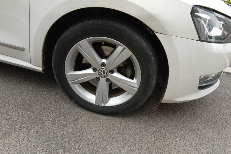 Used Volkswagen Passat 2014 1.8TSI DSG Prestige Navigation Edition Right Front Wheel Hub