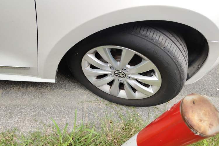 Used Volkswagen Passat 2014 1.8TSI DSG Prestige Edition Right Front Wheel Hub