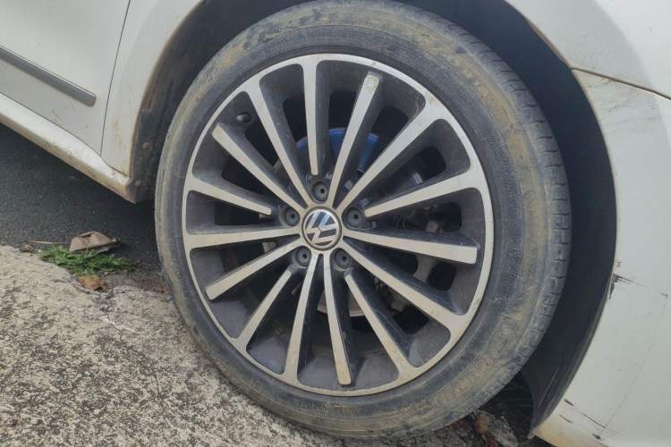 Used Volkswagen Passat 2014 1.8TSI DSG Prestige Navigation Edition Right Front Wheel Hub