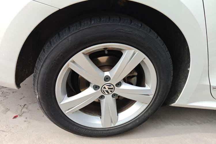 Used Volkswagen Passat 2014 1.8TSI DSG Prestige Edition Right Rear Wheel Hub