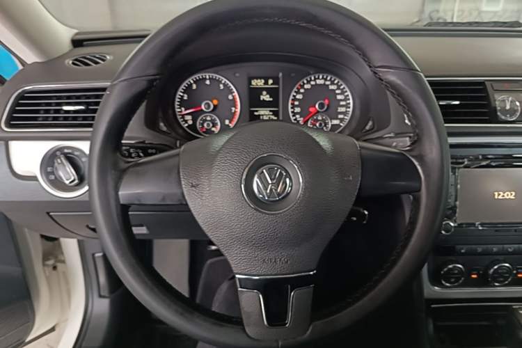 Used Volkswagen Passat 2014 1.8TSI DSG Prestige Navigation Edition Steering Wheel