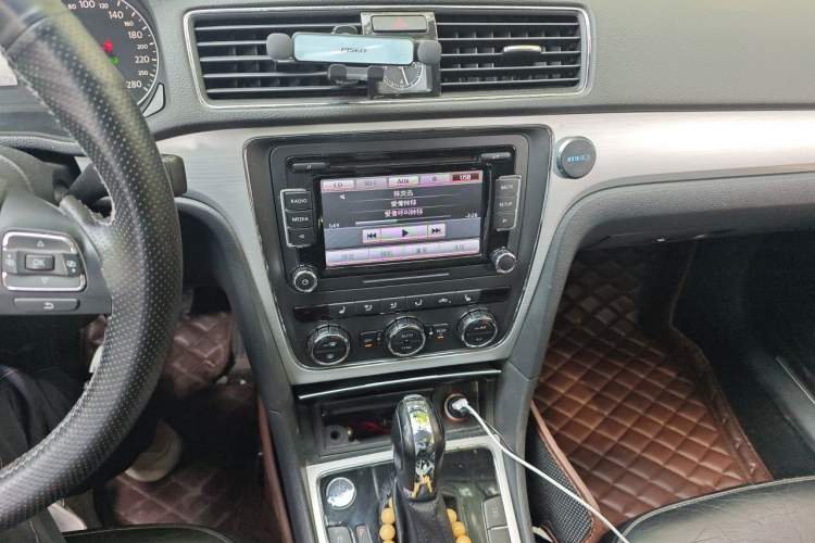 Used Volkswagen Passat 2014 1.8TSI DSG Prestige Edition Audio And AC Panel