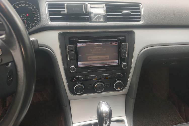 Used Volkswagen Passat 2014 1.8TSI DSG Prestige Edition Audio And AC Panel
