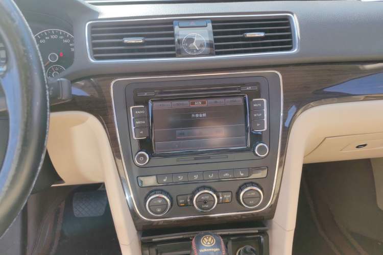 Used Volkswagen Passat 2014 1.8TSI DSG Prestige Edition Audio And AC Panel