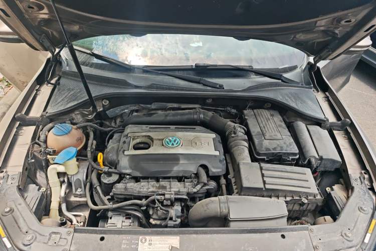 Used Volkswagen Passat 2014 1.8TSI DSG Prestige Navigation Edition Engine Bay