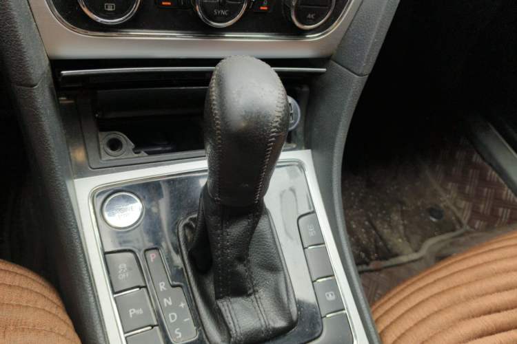 Used Volkswagen Passat 2014 1.8TSI DSG Prestige Navigation Edition Gear Lever