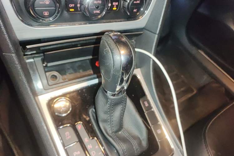 Used Volkswagen Passat 2014 1.8TSI DSG Prestige Edition Gear Lever