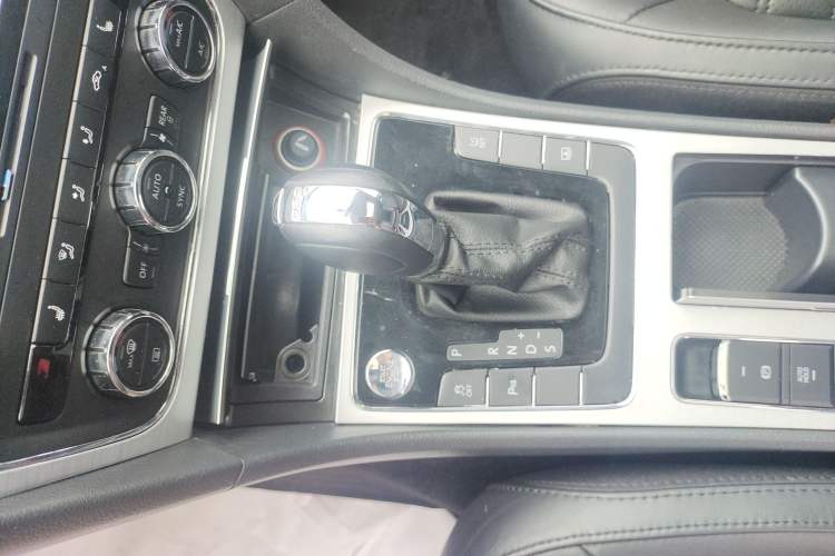 Used Volkswagen Passat 2014 1.8TSI DSG Prestige Edition Gear Lever