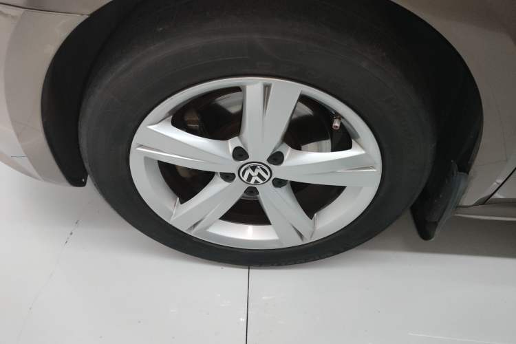 Used Volkswagen Passat 2014 1.8TSI DSG Prestige Edition Left Front Wheel Hub