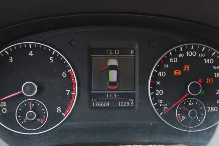 Used Volkswagen Passat 2014 1.8TSI DSG Prestige Edition Odometer Close Up