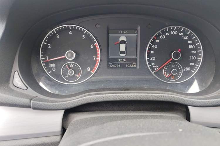 Used Volkswagen Passat 2014 1.8TSI DSG Prestige Edition Odometer Close Up
