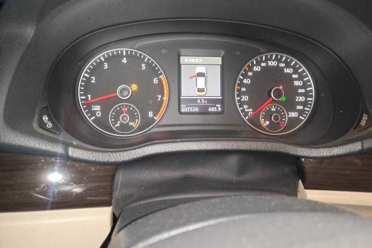 Used Volkswagen Passat 2014 1.8TSI DSG Prestige Edition Odometer Close Up