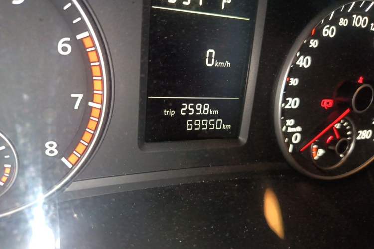 Used Volkswagen Passat 2014 1.8TSI DSG Prestige Edition Odometer Close Up