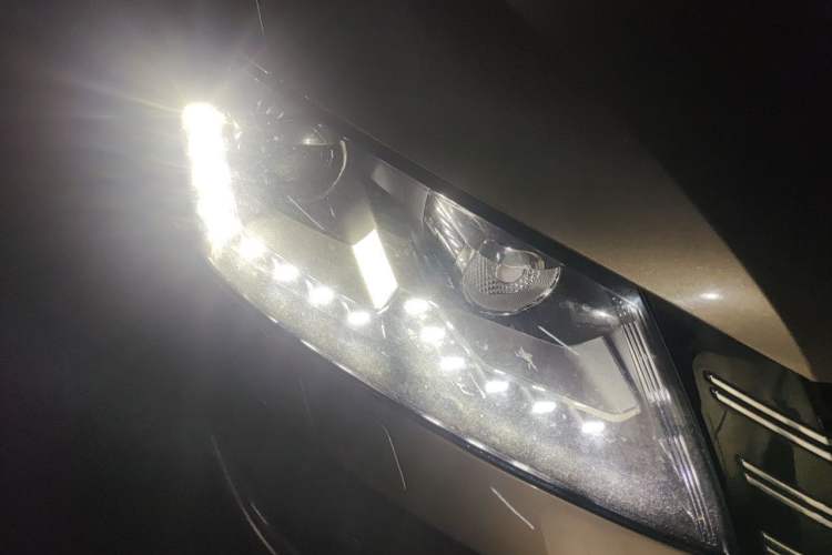 Used Volkswagen Passat 2014 1.8TSI DSG Prestige Edition Right Front Headlight