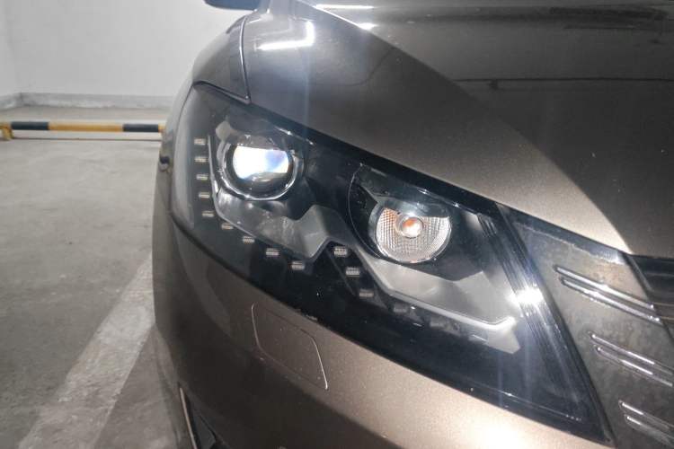 Used Volkswagen Passat 2014 1.8TSI DSG Prestige Edition Right Front Headlight