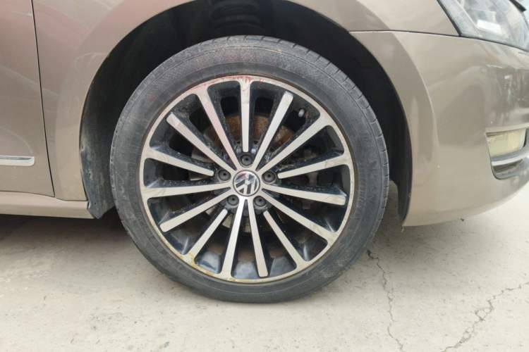 Used Volkswagen Passat 2014 1.8TSI DSG Prestige Navigation Edition Right Front Wheel Hub