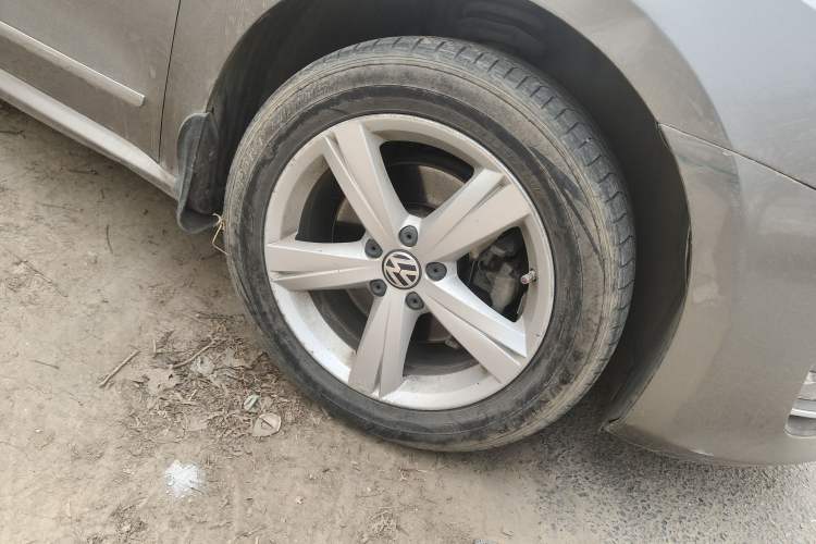 Used Volkswagen Passat 2014 1.8TSI DSG Prestige Edition Right Front Wheel Hub