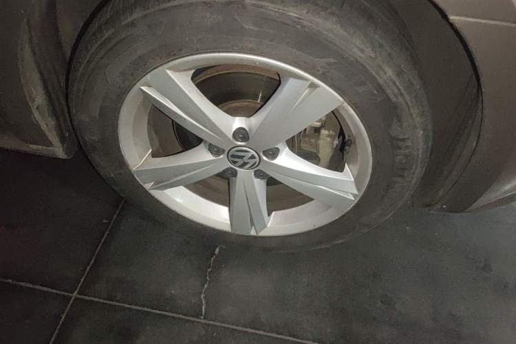 Used Volkswagen Passat 2014 1.8TSI DSG Prestige Edition Right Front Wheel Hub