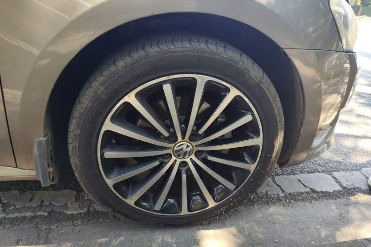 Used Volkswagen Passat 2014 1.8TSI DSG Prestige Navigation Edition Right Front Wheel Hub