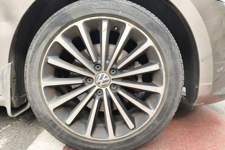 Used Volkswagen Passat 2014 1.8TSI DSG Prestige Edition Right Front Wheel Hub