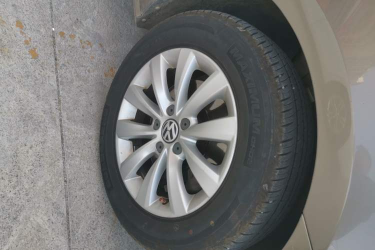 Used Volkswagen Passat 2014 1.8TSI DSG Prestige Edition Right Front Wheel Hub