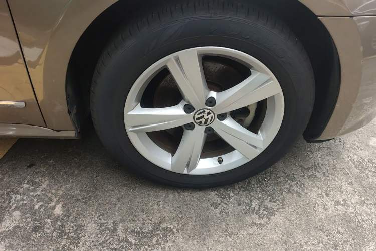 Used Volkswagen Passat 2014 1.8TSI DSG Prestige Edition Right Front Wheel Hub