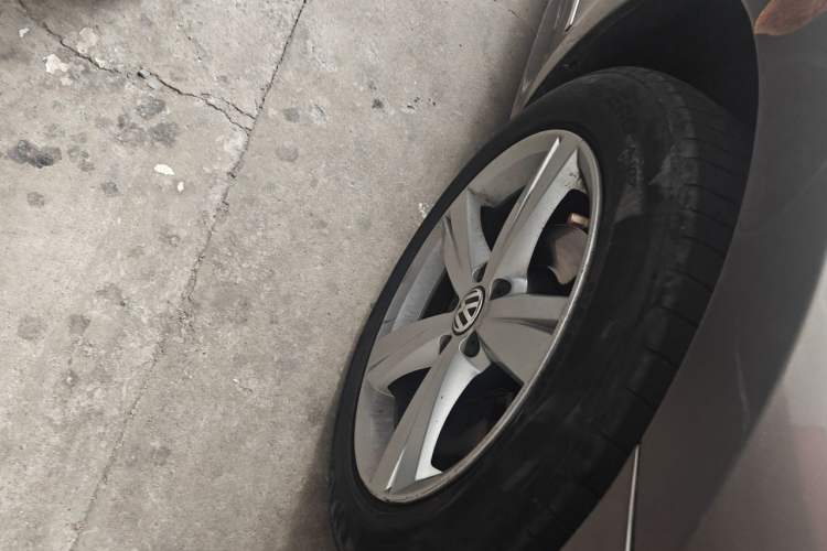 Used Volkswagen Passat 2014 1.8TSI DSG Prestige Edition Right Front Wheel Hub