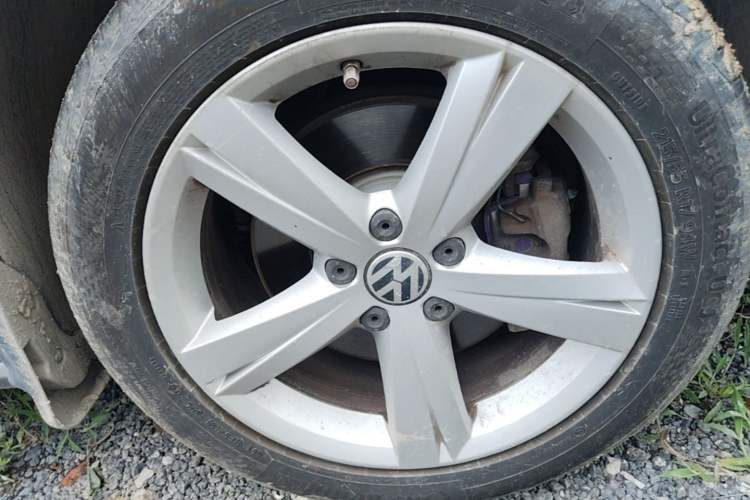 Used Volkswagen Passat 2014 1.8TSI DSG Prestige Edition Right Front Wheel Hub