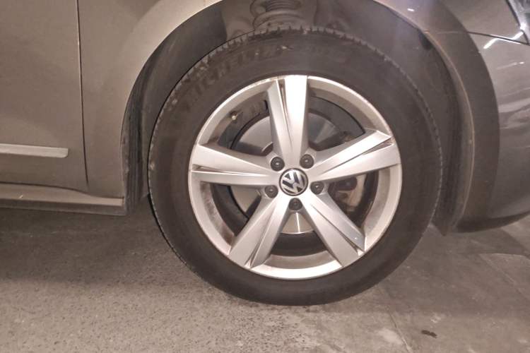 Used Volkswagen Passat 2014 1.8TSI DSG Prestige Edition Right Front Wheel Hub