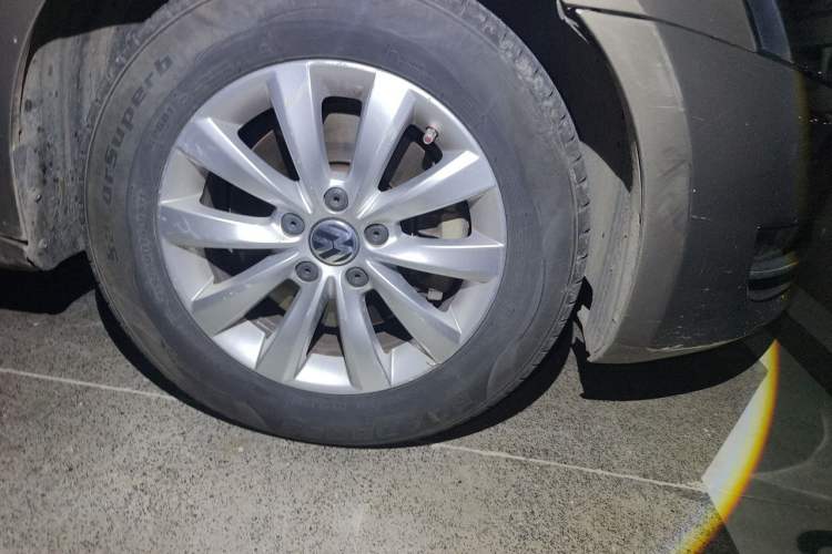 Used Volkswagen Passat 2014 1.8TSI DSG Prestige Edition Right Front Wheel Hub