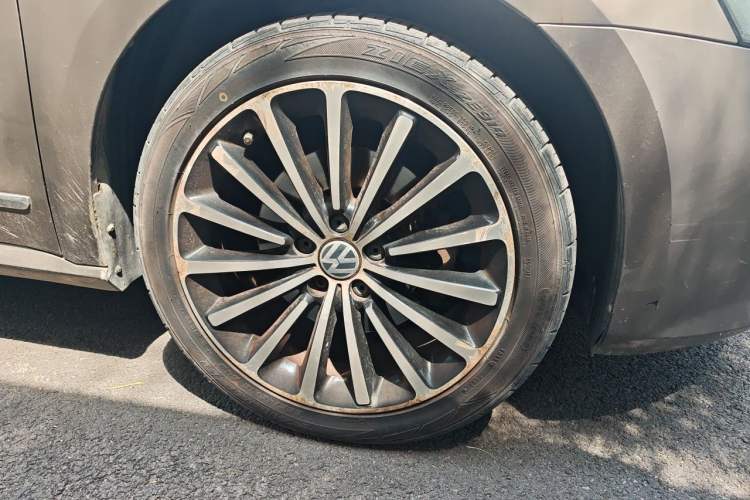 Used Volkswagen Passat 2014 1.8TSI DSG Prestige Navigation Edition Right Front Wheel Hub