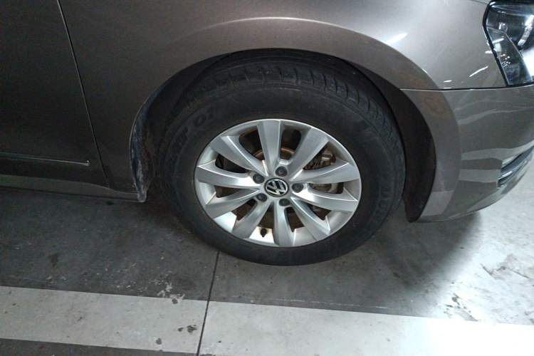 Used Volkswagen Passat 2014 1.8TSI DSG Prestige Edition Right Front Wheel Hub