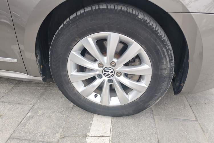 Used Volkswagen Passat 2014 1.8TSI DSG Prestige Navigation Edition Right Front Wheel Hub