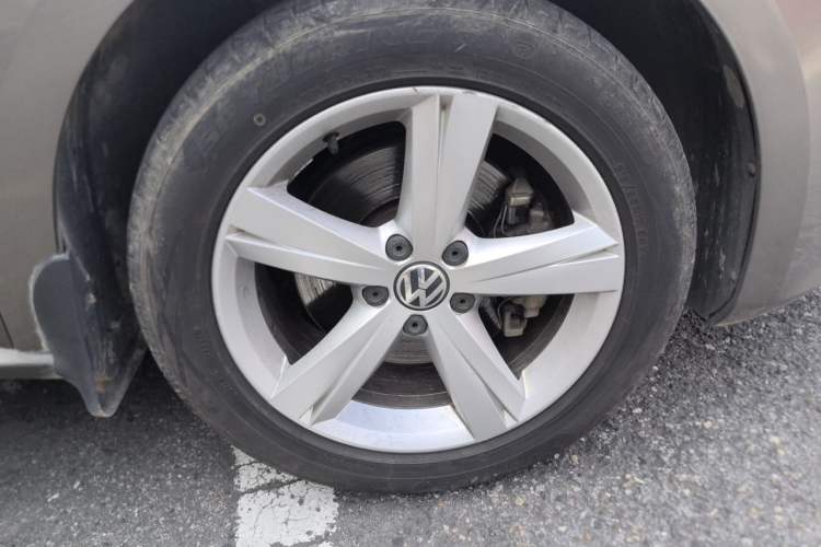 Used Volkswagen Passat 2014 1.8TSI DSG Prestige Edition Right Front Wheel Hub
