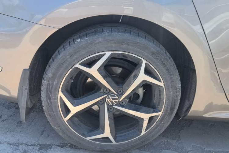 Used Volkswagen Passat 2014 1.8TSI DSG Prestige Edition Right Rear Wheel Hub