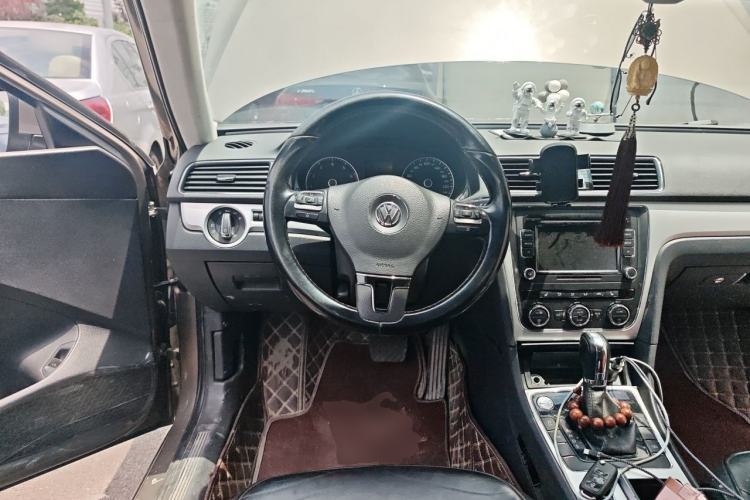 Used Volkswagen Passat 2014 1.8TSI DSG Prestige Navigation Edition Steering Wheel