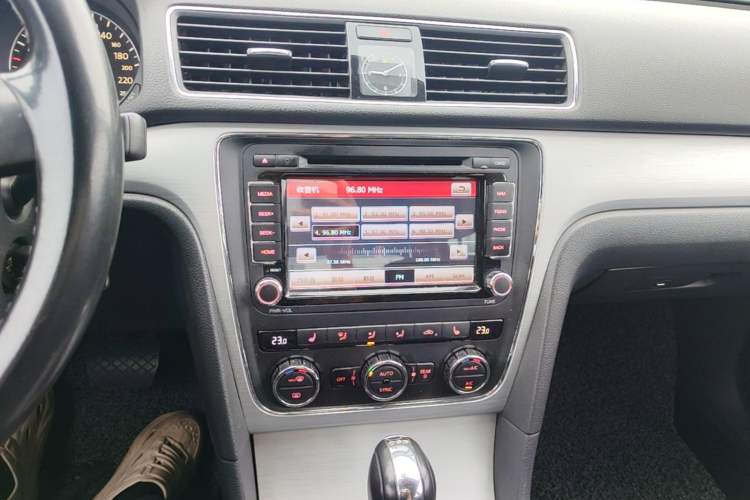 Used Volkswagen Passat 2015 1.8TSI DSG Prestige Edition Audio And AC Panel