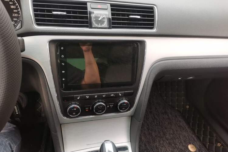 Used Volkswagen Passat 2015 1.8TSI DSG Prestige Edition Audio And AC Panel