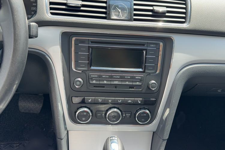 Used Volkswagen Passat 2015 1.8TSI DSG Prestige Edition Audio And AC Panel