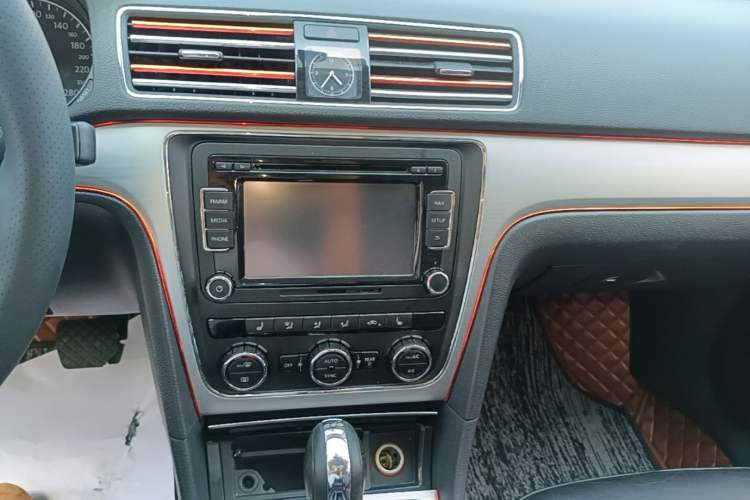 Used Volkswagen Passat 2015 2.0 TSI DSG Prestige Edition Audio And AC Panel