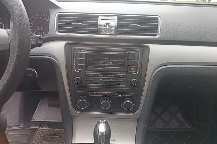 Used Volkswagen Passat 2015 1.8TSI Automatic Prestige Edition Audio And AC Panel