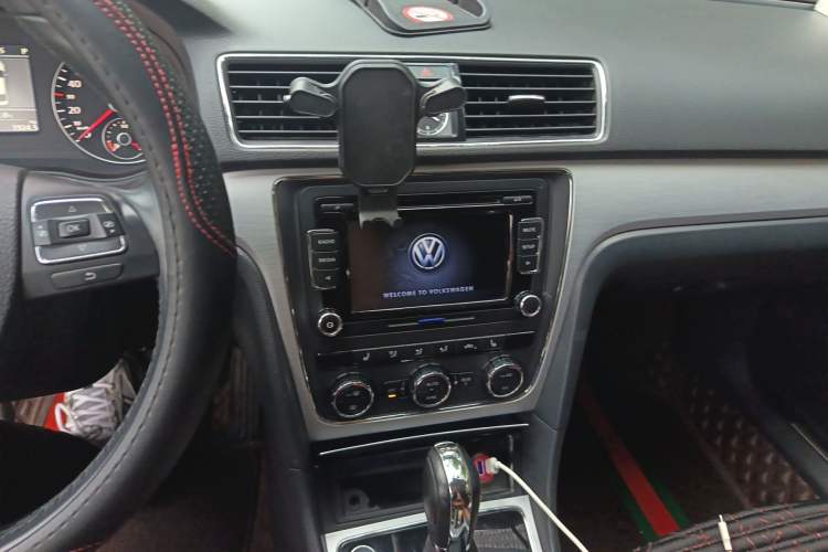 Used Volkswagen Passat 2015 1.8TSI DSG Prestige Edition Audio And AC Panel