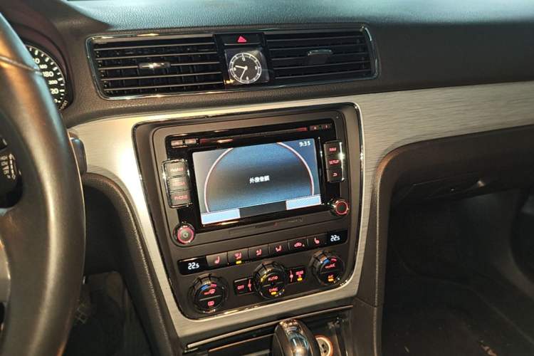 Used Volkswagen Passat 2015 1.8TSI DSG Prestige Edition Audio And AC Panel