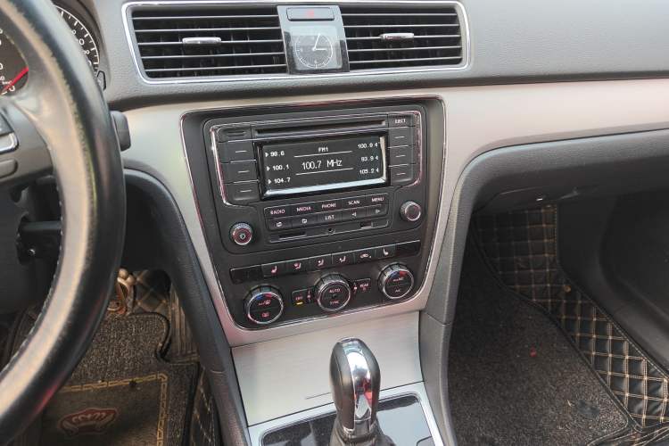 Used Volkswagen Passat 2015 1.8TSI DSG Prestige Edition Audio And AC Panel