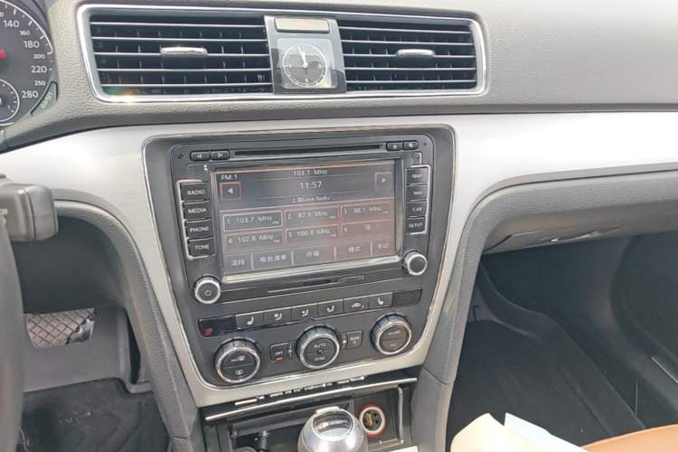 Used Volkswagen Passat 2015 2.0 TSI DSG Prestige Edition Audio And AC Panel