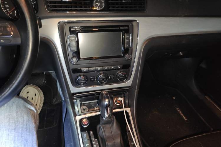 Used Volkswagen Passat 2015 1.8TSI DSG Prestige Edition Audio And AC Panel