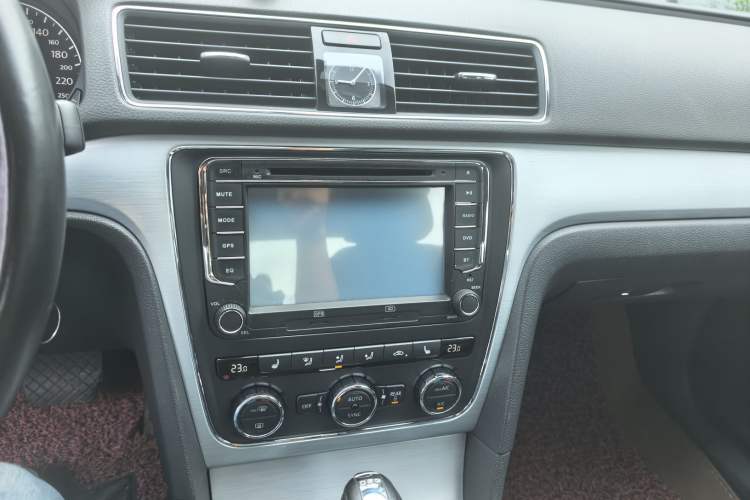 Used Volkswagen Passat 2015 1.8TSI DSG Prestige Edition Audio And AC Panel