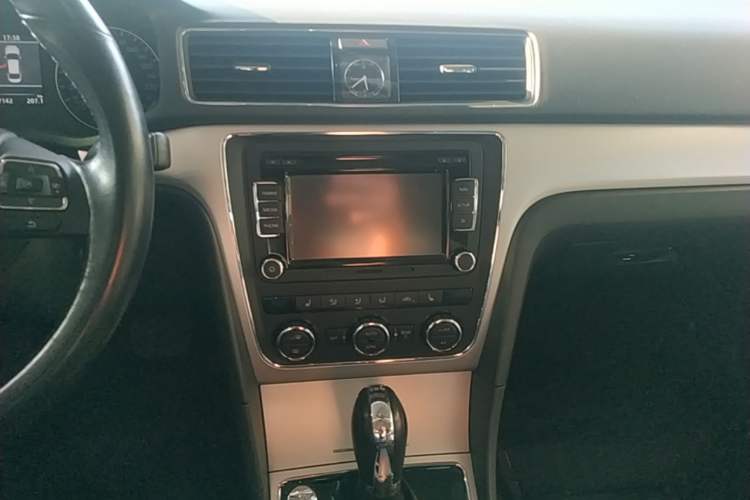 Used Volkswagen Passat 2015 1.8TSI DSG Prestige Edition Audio And AC Panel