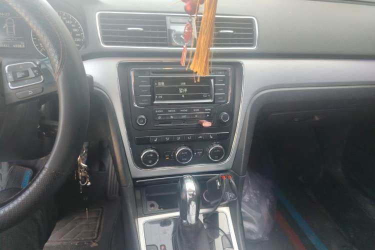 Used Volkswagen Passat 2015 1.8TSI DSG Prestige Edition Audio And AC Panel