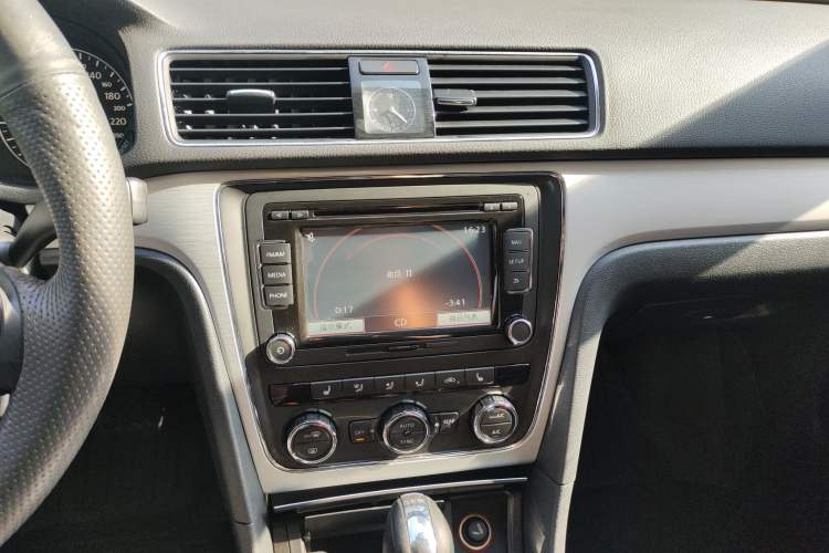 Used Volkswagen Passat 2015 1.8TSI DSG Prestige Edition Audio And AC Panel